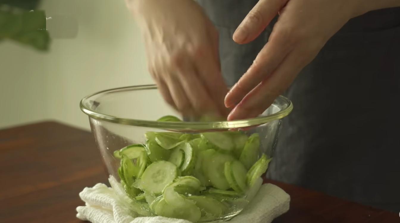 Самый вкусный и простой салат из огурцов: готовим за две минуты