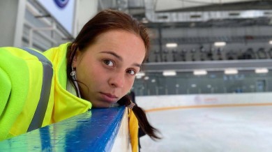 «Пожар внутри». Самая красивая фигуристка страны оголила пышную грудь на пляже (фото)